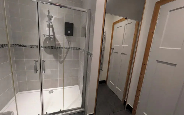 1-bed Home for 2, Parking, Garden & Great Location