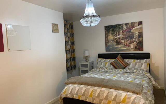 2 Bedroom Immaculate and Stunning Charles Space