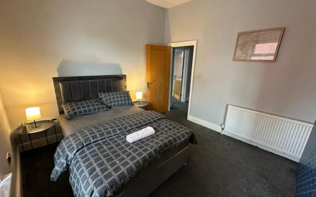Cozy Manchester House - Stay With Host Onsite