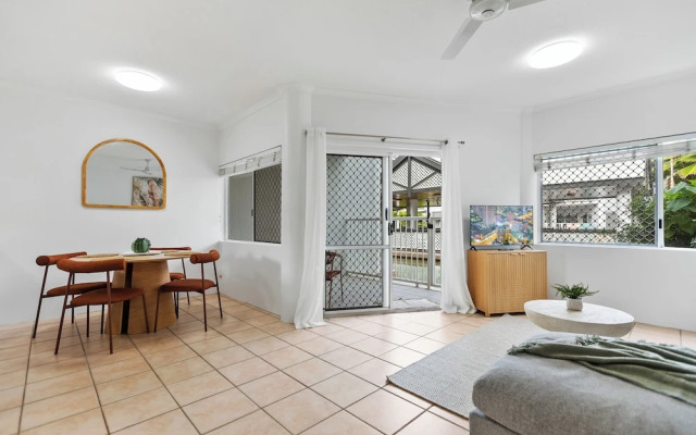 Cairns Tropical Bliss Swim In - Out Apt