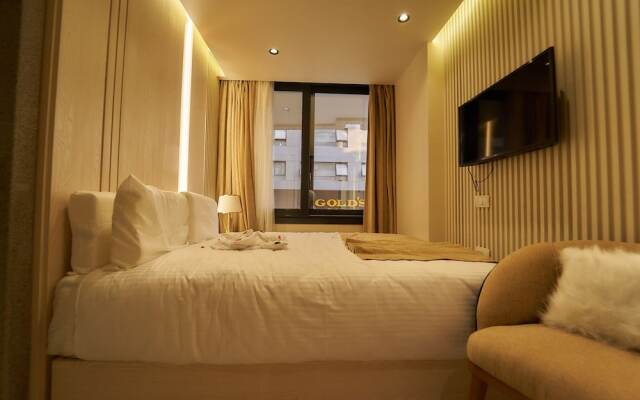 Gold's Pyramids Hotel