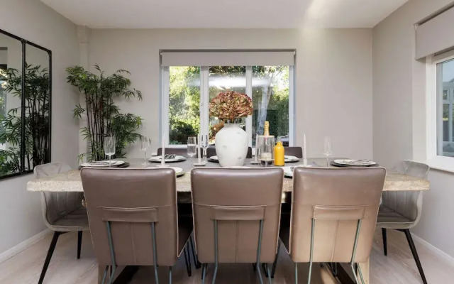 Stylish 4 Bed Home Close to Beach