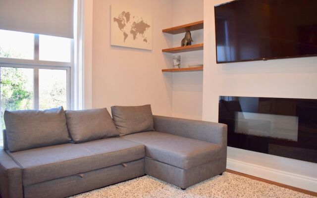 2 Bedroom Apartment Near the Aviva