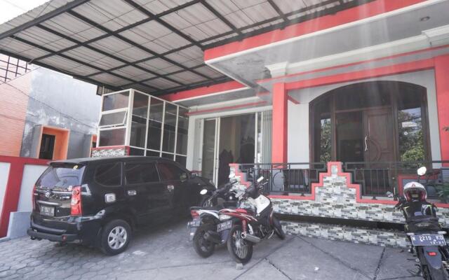 RedDoorz near Alun Alun Batu