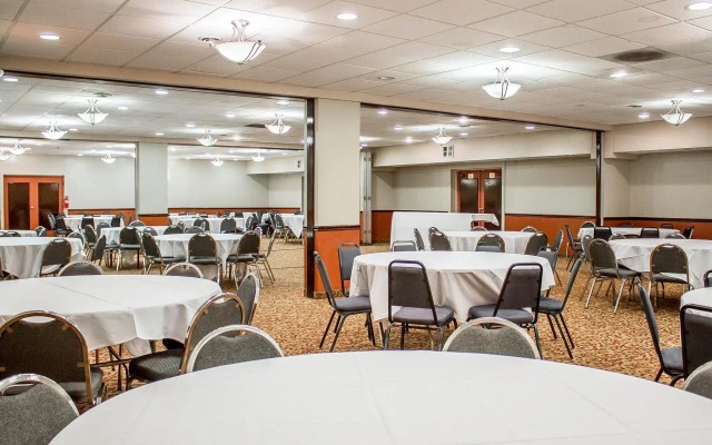 Norwood Inn & Suites North Conference Center