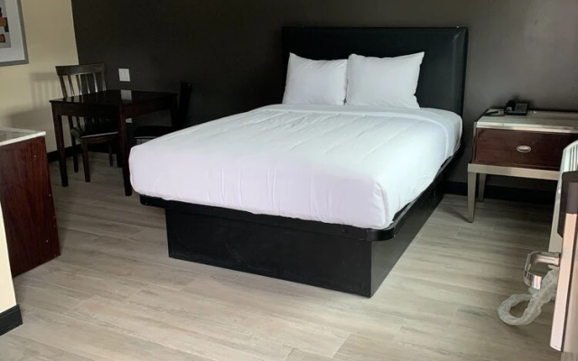 Willow Tree Inn  Suites