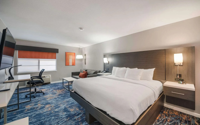 Clarion Pointe Marshall