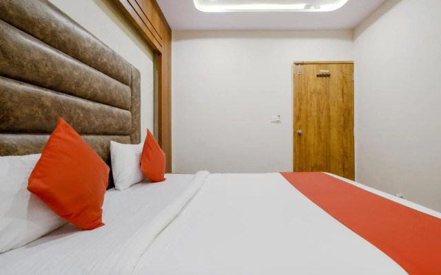 OYO 70998 Hotel Safari Inn