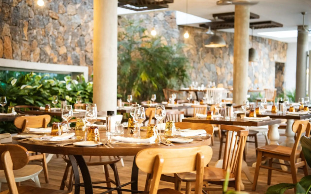 Victoria Beachcomber Resort & Spa