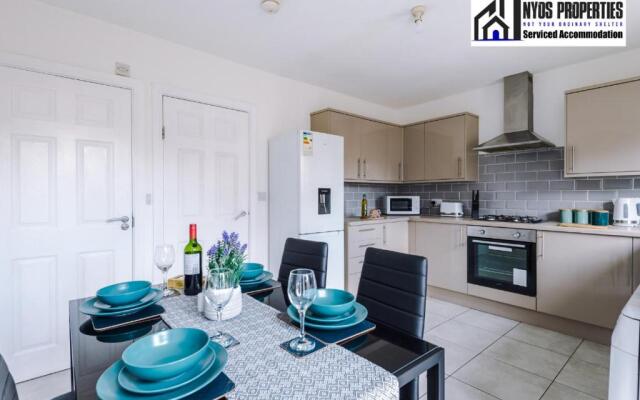 30% Off Monthly Stay/ 4 Bed House/ Free Parking