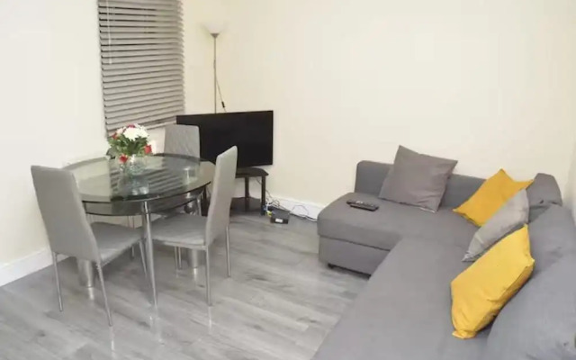4 Bedroom House in Grays - Sleeps 6 & Parking