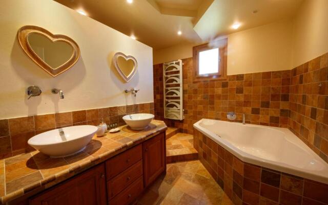 06T - Spacious villa with sea view- pool - jacuzzi-sauna