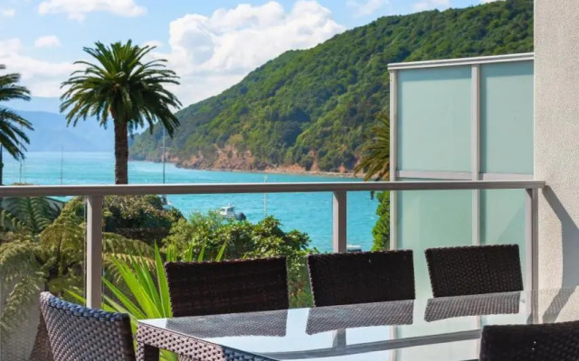Luxury Waterfront Apartment - Abode No 1