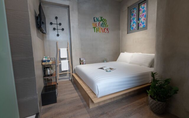 9 Hostel and Bar