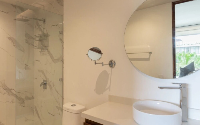 Luxurious Studio Best Ameneties GYM Stunning Pools Shuttle Service Wifi