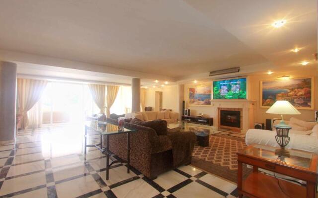 1077 beach villa el paraiso