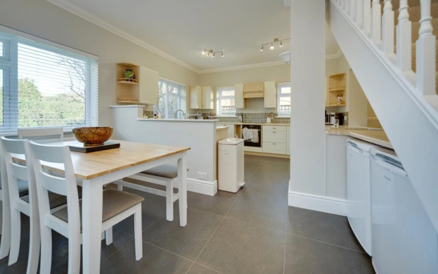Super 5 Bedroom Family Friendly Retreat Rustington