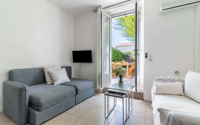 Superb 2BR Central Apt With Private Patio