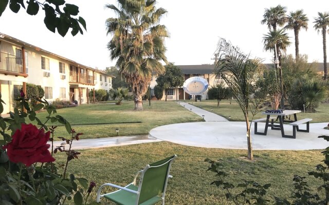 99 Palms Inn & Suites