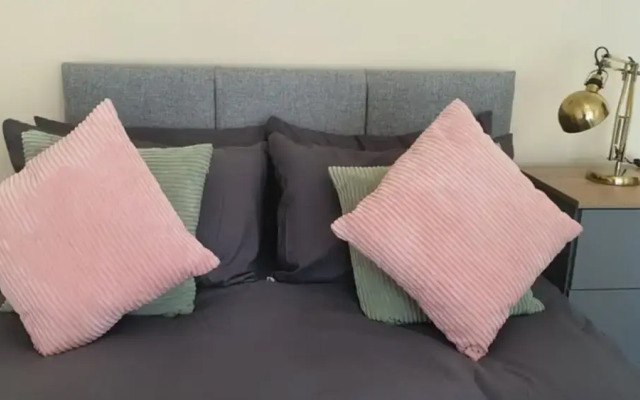 Room in Guest Room - Comfortable Room in Coventry