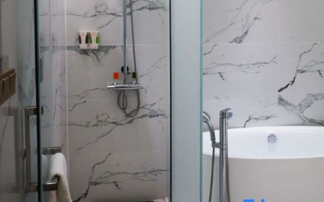 Vienna Hotel (Chuanxin Drum Tower Metro Station, Beijing Road)