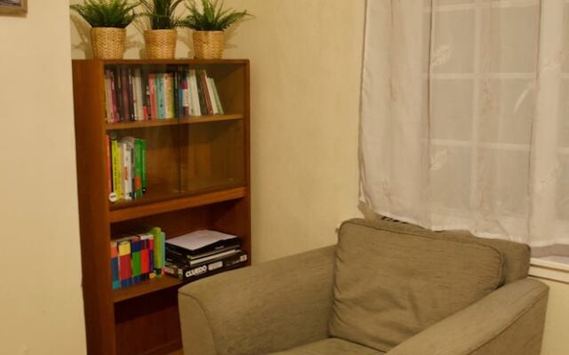 Cosy 2 Bedroom Flat off the Royal Mile