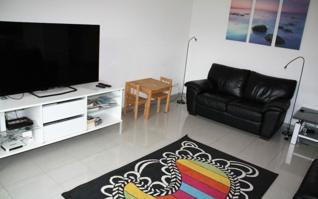 Indoor Swimming Pool, Sauna, Fitness, Private Gardens, Spacious Modern Apartment – Guest Rooms – Lugano