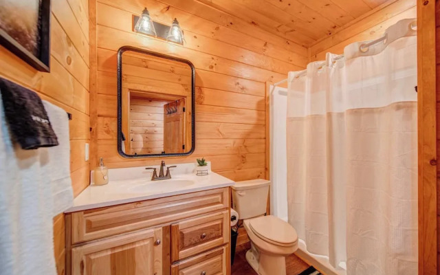 Gorgeous & Secluded 3 BDR Cabin in Mineral Bluff!