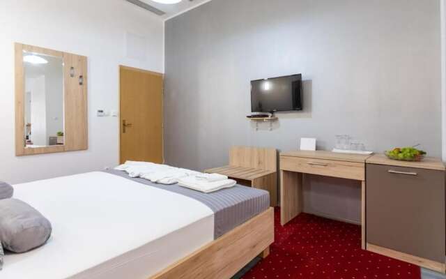 Spacious Deluxe Room - Hotel Rose