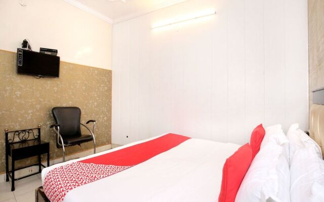 OYO 11906 Hotel Star Welcome