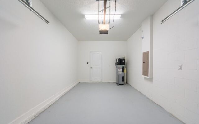 Champions Gate Luxury ! 6 Bedroom Home by RedAwning