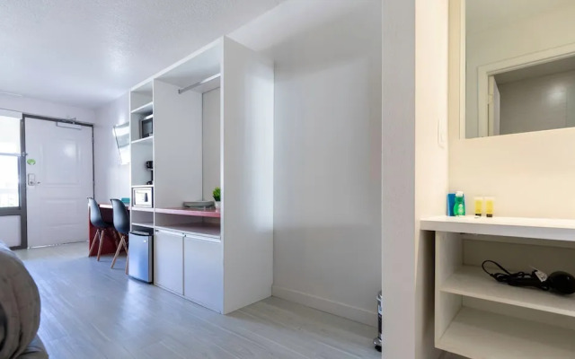 Entire Studio With Free Shuttle to Disney