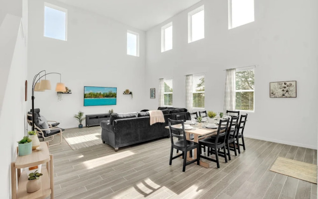 Upstay - Spacious Lakefront Home Near Disney