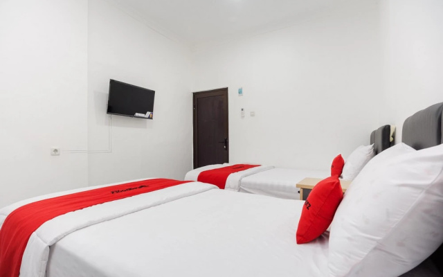 RedDoorz Syariah @ Sakura Hotel Jatiwaringin