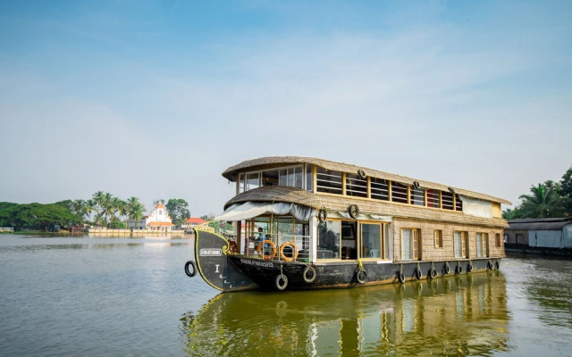 OYO 23231 KHBO Gold Sharing Houseboat
