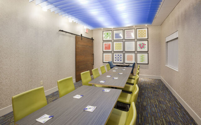 Holiday Inn Express Roseville-St. Paul by IHG