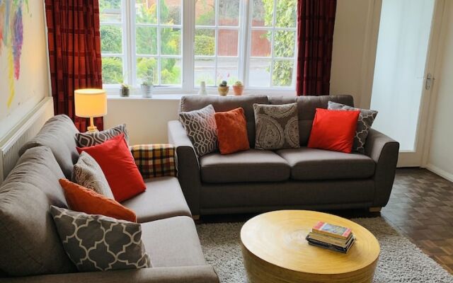 Stylish Central House Next To Warwick Castle