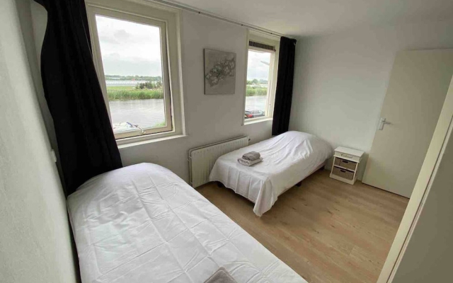 Spacious Nice House Near Amsterdam City Centre and Schiphol Airport - Hotel in Ámsterdam - Photo 5