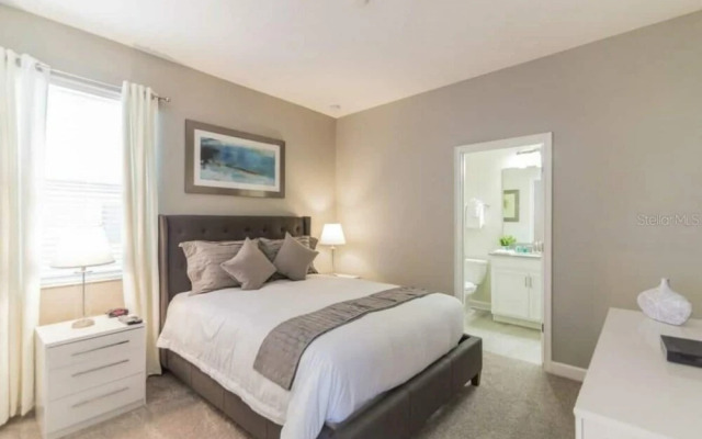 8912 Amazing Spacious Home