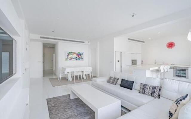 BY100-Gordon Beach- 3 BDMS - LARGE and NICE