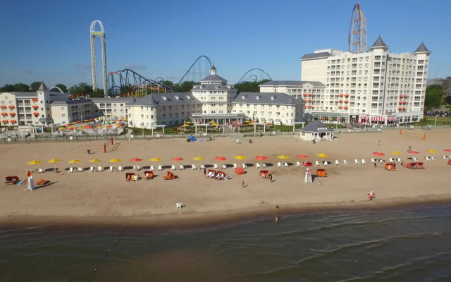 Cedar Point's Hotel Breakers