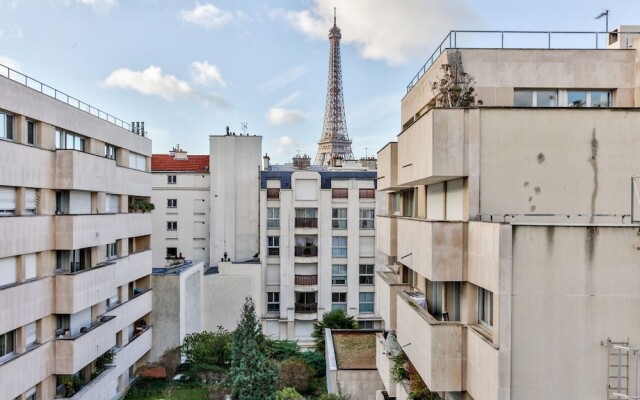 Lovely Nest at the Bottom Eiffel Tower