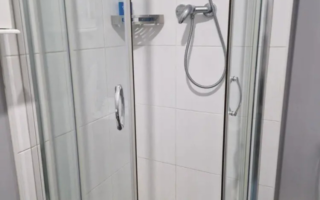 Stylish 2-bed Apartment - Sleeps 4, Parking & Wifi