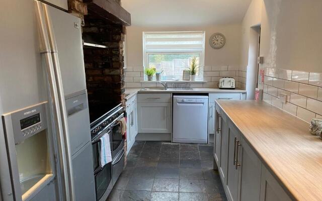 Newlyn House - Sleeps 11