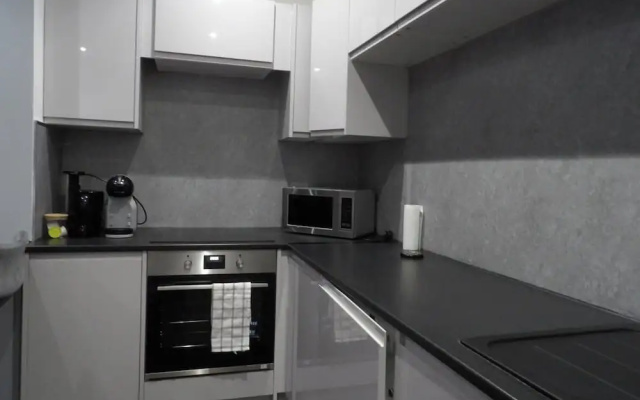 2bed Apt Sleeps 4-near Meadows Park, Parking, Wifi