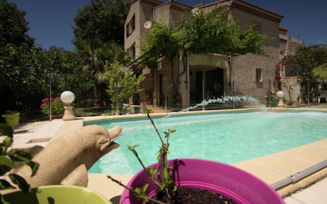 Apartment In A Villa With Shared Pool In La Ciotat, 5 Min From The Beach