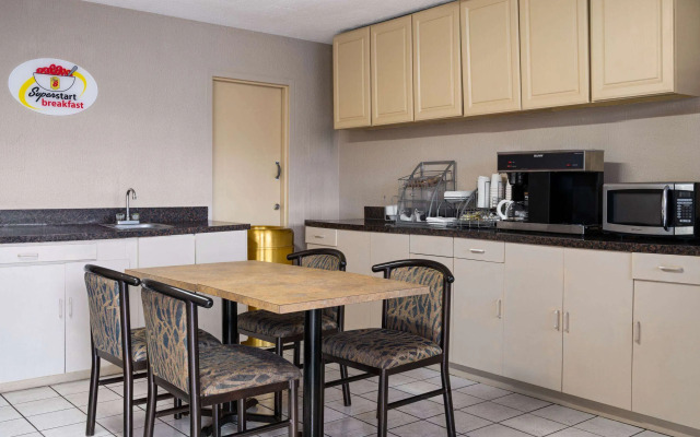 Super 8 Motel - Youngstown Airport Area