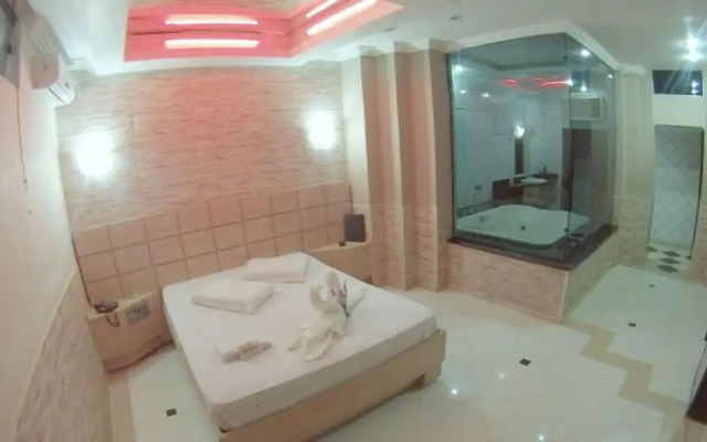 Flamboyant Motel - Adults Only