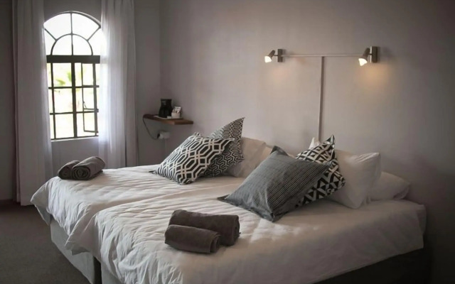 Sweet Thorn Retreat Airport Lodge