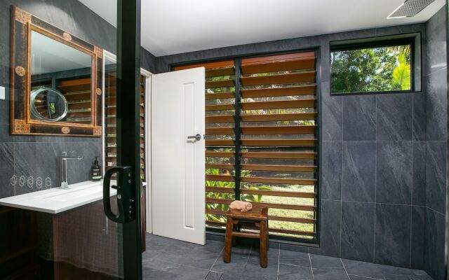 Tropical 3 Bedroom House, Pool plus 4th Bedroom Bungalow